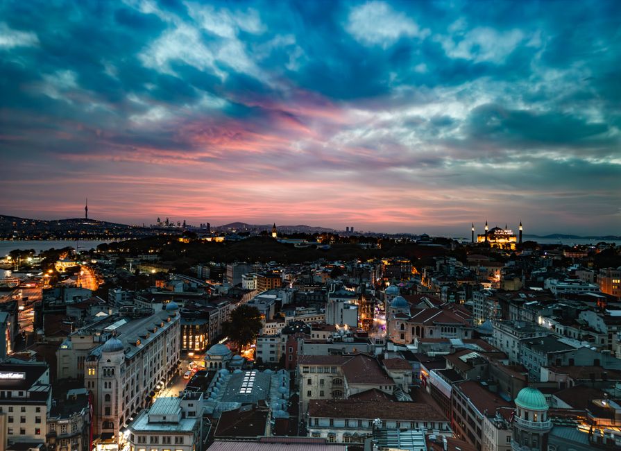 Blick über die Dächer von Taksim in der Abenddämmerung