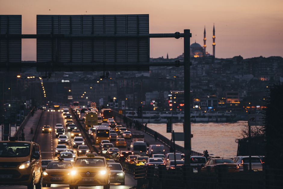 Verkehr auf einer Istanbuler Brücke in der Abenddämmerung