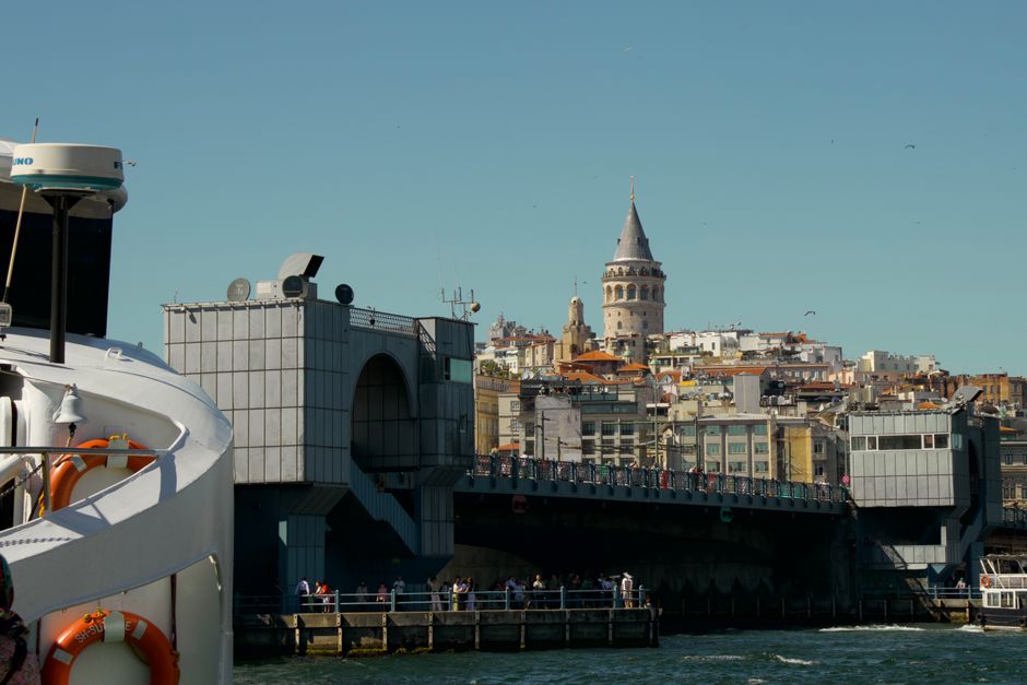 Uferpromenade von Karaköy mit Fähren und Galatabrücke